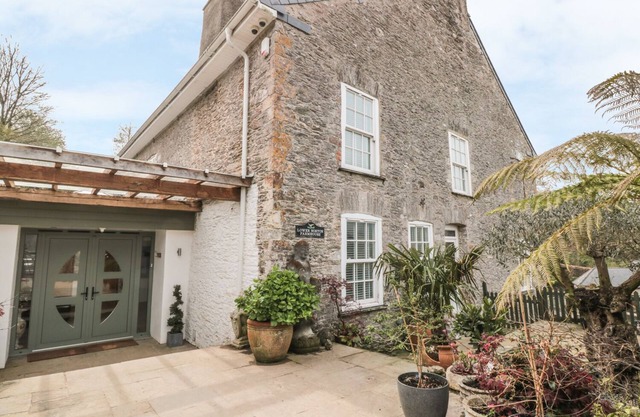 LOWER NORTON FARMHOUSE, pet friendly, with open fire in Dartmouth