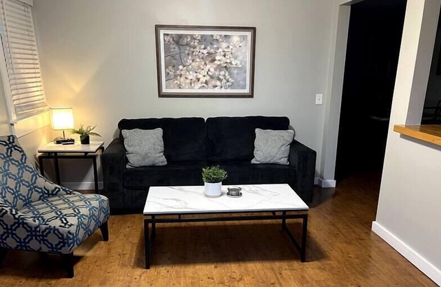 Lower Townhome Near River-Market 2BR