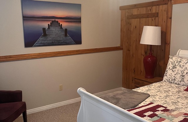 Loyalist Bird House (park pass & close to horse ranch)