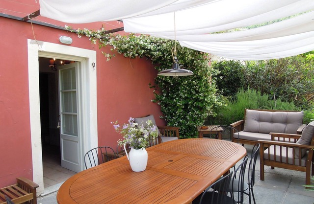 LuccaLarge and cozy apartment in a farmhouse with swimming pool 6 km from Lucca