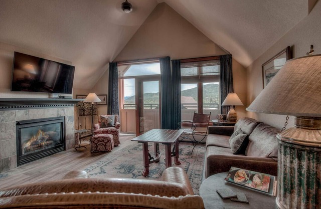 LUCKY LOCATION @ MAIN ST. STATION w/HEATED POOL & MAGICAL VIEWS~ BASE PEAK 9