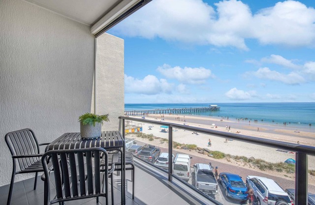 Luna's Lookout: Oceanfront, Henley Beach