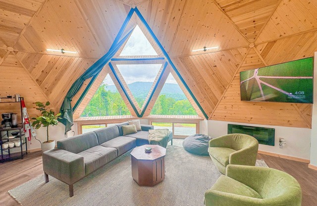 ⭐️Lunar Lookout ⭐️ Geodesic Dome on 8 acres with HOT TUB!