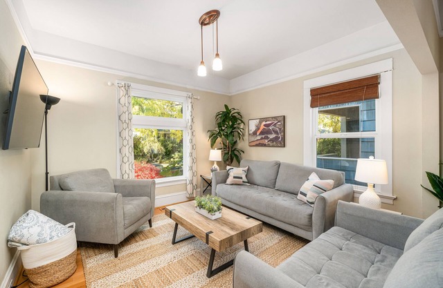 Lush Paradise 4 BR/2BA~Next to Park~ Walkscore 98