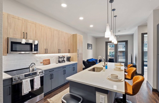 Lux 1BR Alongside Q2 & Domain With Pool, Gym and Free Parking