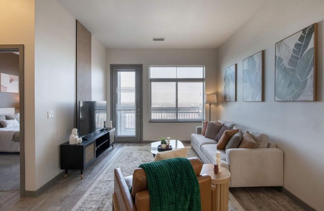Lux 2 BR Pool, Gym, Garage, Onsight Staff