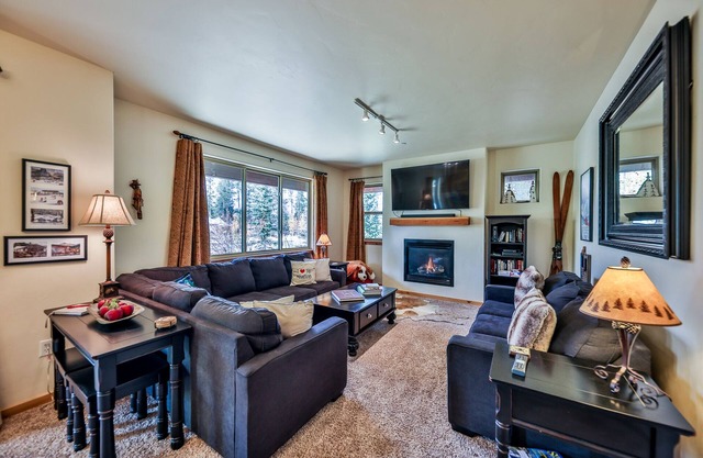 Lux 2B/2B Dwtn Condo w/clubhouse, faces Hideaway Park stage/sledding hill,WiFi