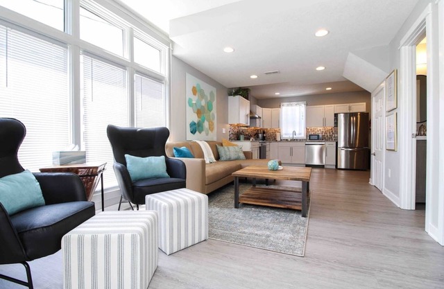 Lux 4-Bedroom DSM Home, Great Location!