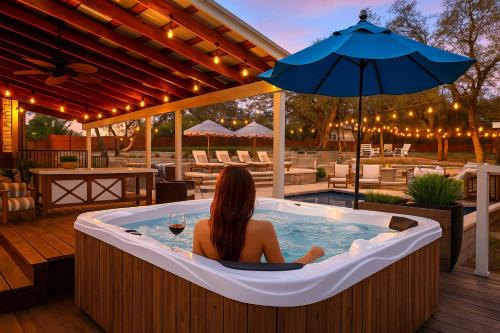 Lux 5BR gem with Heated Pool, SPA, and Outdoor Movie Theater