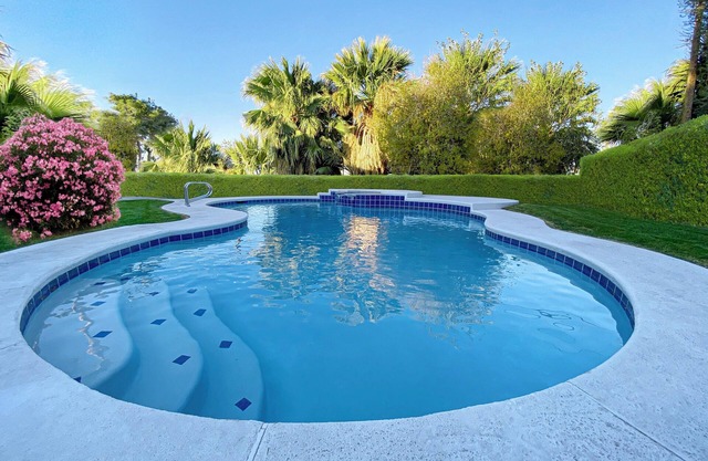 LUX 7-bedrooms 4-bathrooms with AC, Pool, Jacuzzi, 5 mins to Las Vegas Strip