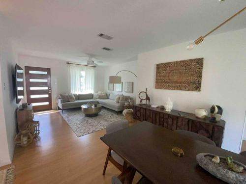 Lux Boho Chic FREE Parking, Wi-Fi, Mins to Soco/DT