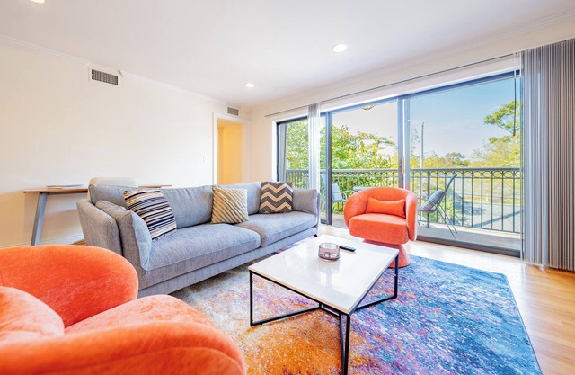 Lux Condo w POOL & Parking