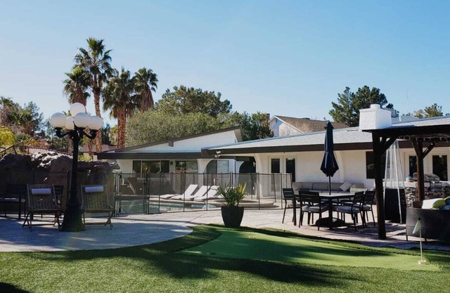 LUX Modern Villa,City Center, Pool,Spa,Game Rm,Basketball,Pickle ball,Pool house