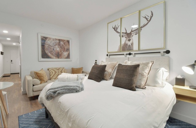 Lux studio, hot tub, king bed, views, gym, DeerVly