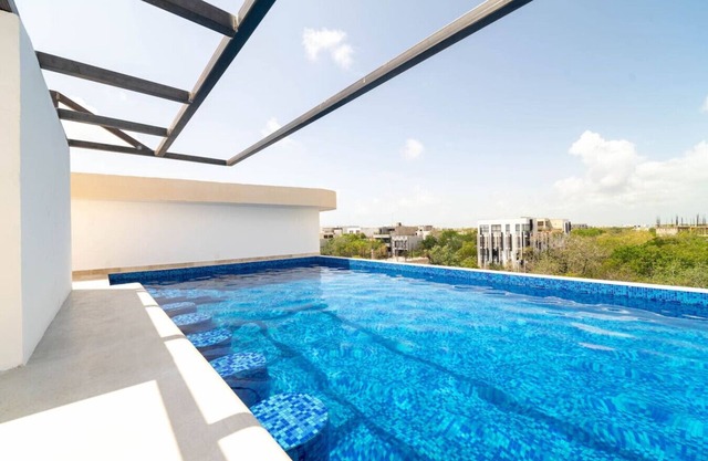 Lux Studio w/Rooftop Pool, Gym + Private Balcony
