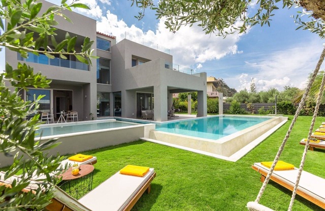 Lux Villa 200mt to beach★HEATED Pool/Hydromassage ★BBQ ★Walk to everything ★