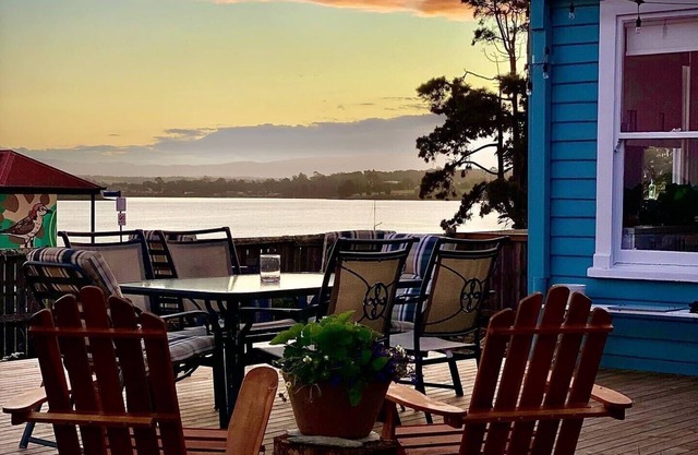 Lux. Waterfront Cottage, Amazing Water Views/Fire Pit/Central/5km-MTB & Beach
