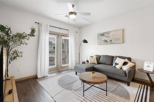 Luxe 2B/2B Getaway - Pool, Gym, Garage, Pet Wash