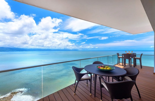 Luxe 4BR Oceanfront Condo w/Panoramic Views |Pool