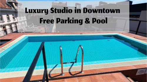 Luxe CENTRAL Studio with POOL, PARKING & AC