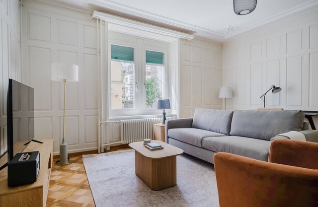 Luxe Enge 2BR w/Shared W/D, near Local Market & Old Town, by Blueground