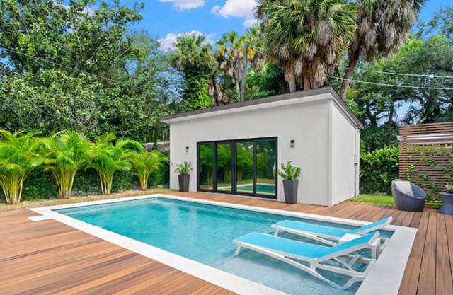 Luxe Executive Home HEATED Pool, Outdoor Fireplace,Guesthouse!