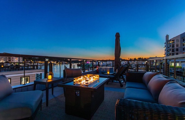 Luxe Houseboat Steps From The Beach