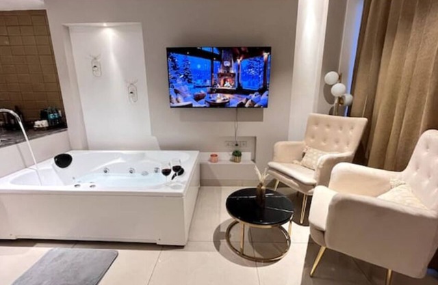 Luxe Jacuzzi Heaven Heights 12th Patio 2