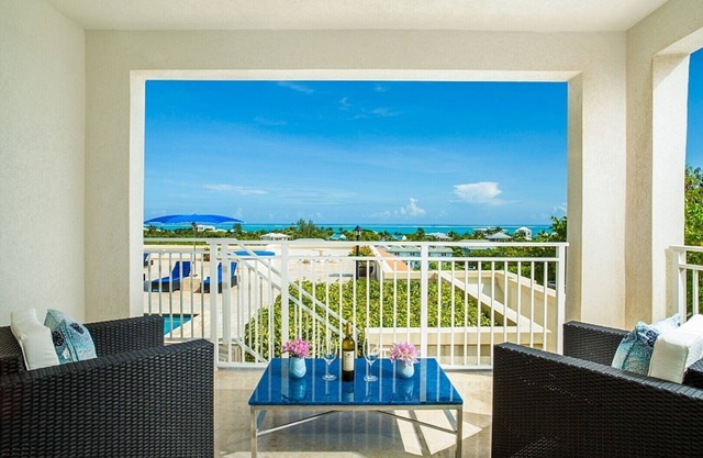 LUXE, LARGE ONE BEDROOM- DESIGNER'S PERSONAL OCEAN VIEW RETREAT, La Vista Azul