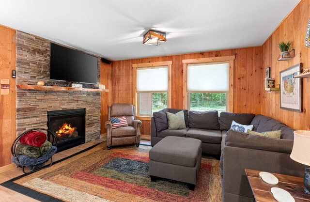 Luxe Lodge in the Woods! With Sauna & Hot tub