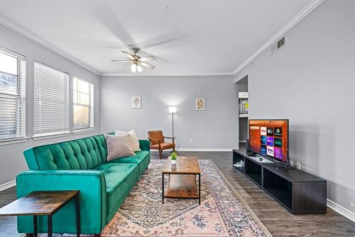 Luxe New Unit 2BR, 2BA Pool Access