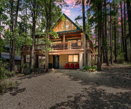 Luxe Pinewood Escape Spacious Family Cabin for 10 with Firepit