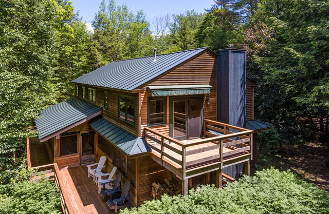 Luxe Quechee home on quiet road - chef’s kitchen, two-car garage, screened porch