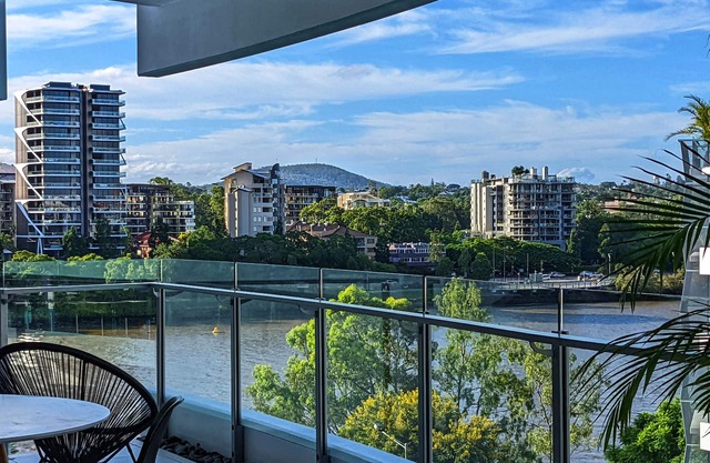 Luxe riverfront apartment with pools, parking, gym