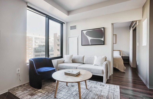 Luxe Theater Dist 2BR w/Gym, Lounge, Rooftop & A/C, by Blueground