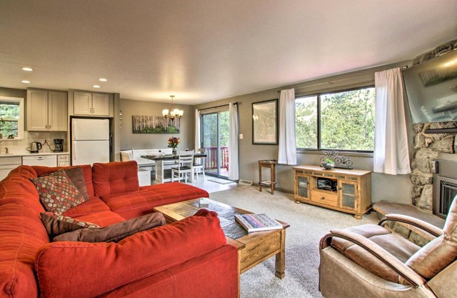 Luxe Updated Home with Grill and Hot Tub 4 Mi to RMNP