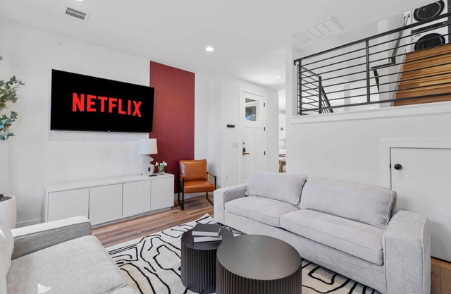 Luxe Windsor Park Home | Close for F1, ACL + DTX!