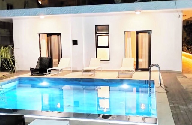 Luxsuites Villa with pool and garden