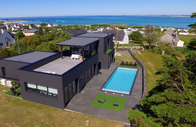 LUXURY VILLA WITH HEATED POOL 210M2/SEASIDE