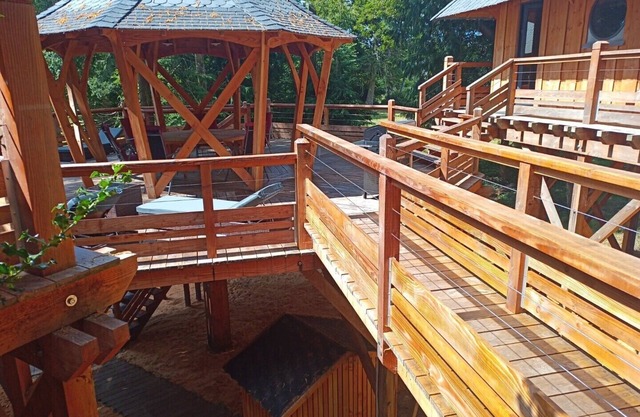Luxueuse et Très Insolite Cabane Perchée !