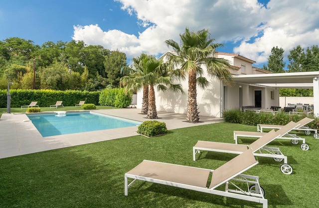 Luxurious villa in Saint geniès de Fontedit with heated pool