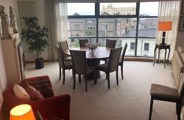 Luxurious 2 Bed 1,400 sq ft Apartment in Dunlaoire free parking