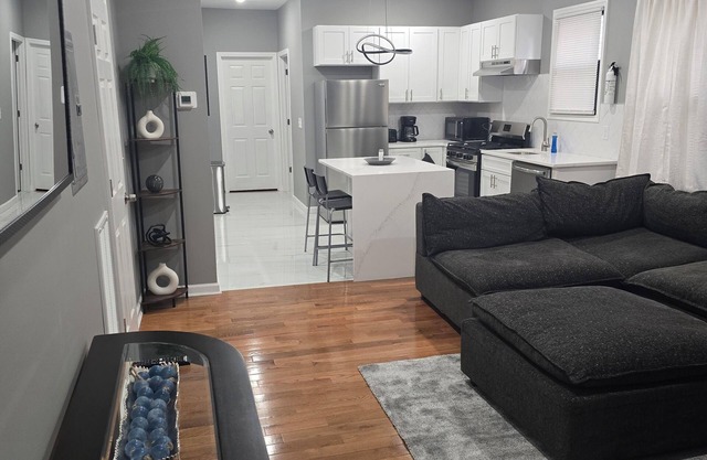 Luxurious 2-bedroom apartment with WiFi, AC in tranquil Irvington