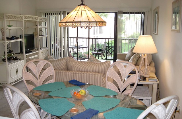 Luxurious 2-bedroom apartment with1st class tennis - near beach and Naples shops