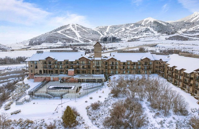 Luxurious 2 Bedroom Condo at The Mason, Ski Run Views, Pool, & Prime Deer Valley Access!