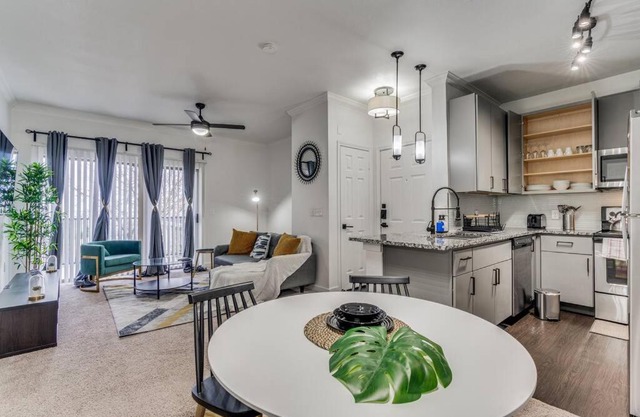 Luxurious 2BR+Resort Style Pool 5 min to Domain