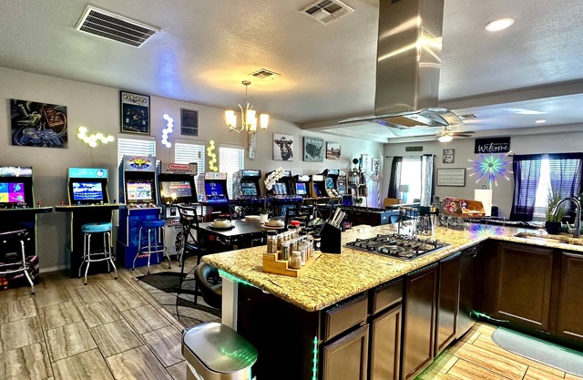 Luxurious 3bedroom home W/Game Room KING BED Nintendo switch, Fooseball, Pool