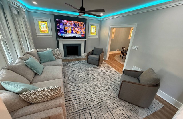 Luxurious 4/3 Entire Home w Fenced Yard, Deck, Grill Pittsburgh, PA