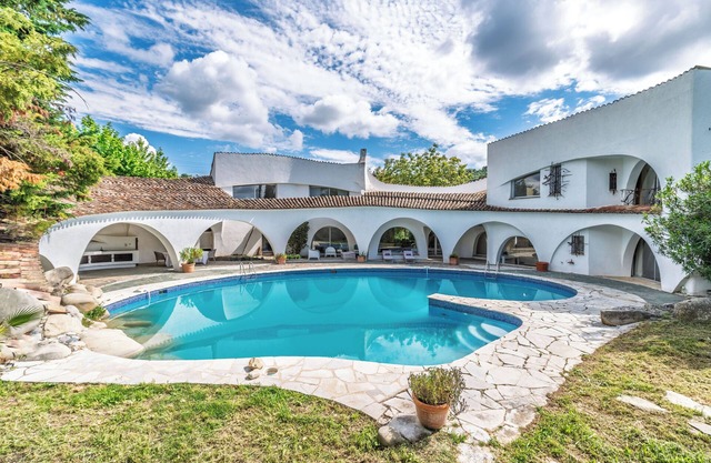 Luxurious and quiet 5-bedroom villa in enchanting Grasse with WiFi, AC, Pool,