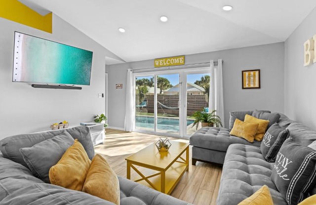 Luxurious Beach House, Private heated pool, Dedicated office, Mins walk to Beach & shops